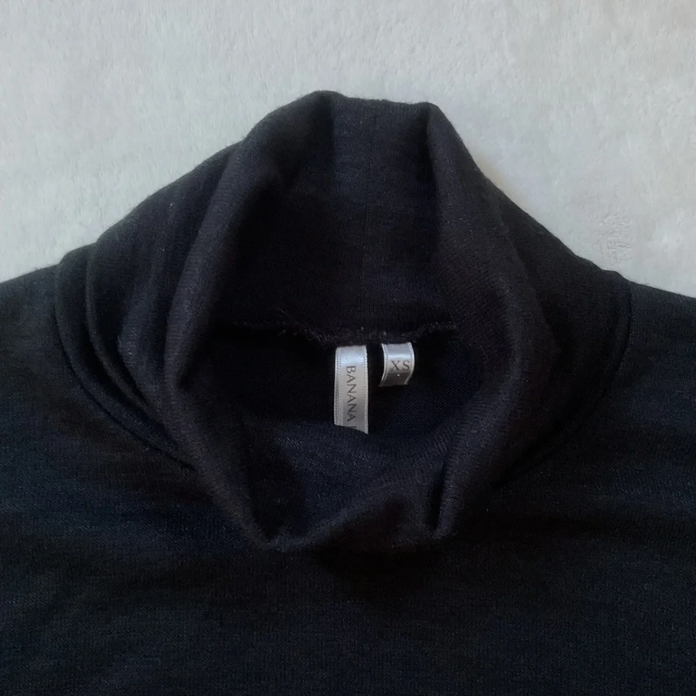 Banana Republic Black Turtleneck XS Lightweight Stretch Layering Top Chic Basic